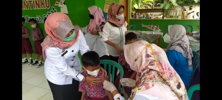 Kegiatan Vaksinasi Covid-19 di UPTD SDN 2 Sukadana Pasar