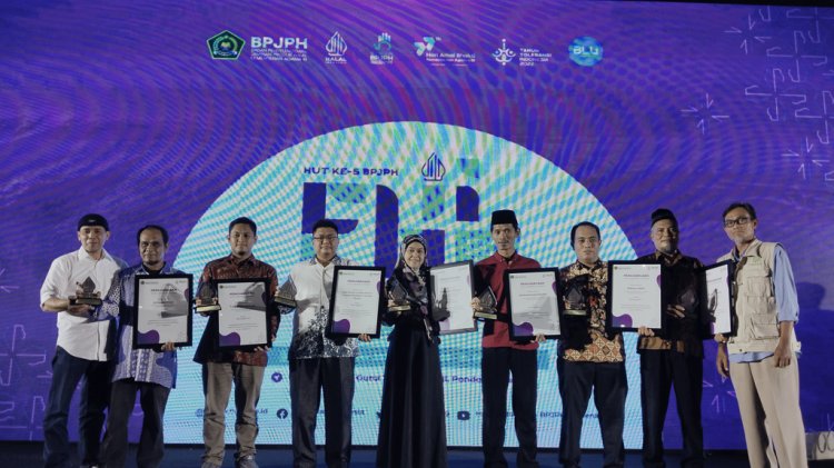 Halal Center Cendekia Muslim (HCCM) Raih Penghargaan HALAL Indonesia Awards 2022 dari Kementerian Agama.