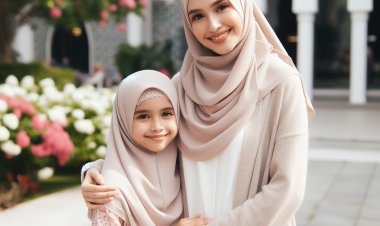 Cahaya Rembulan: Pesona Lembut di Tangan Ibu