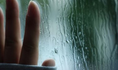 Di Balik Jendela, Kisah yang Terdiam