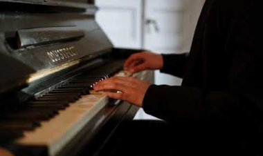 Denting Piano di Lorong Sunyi