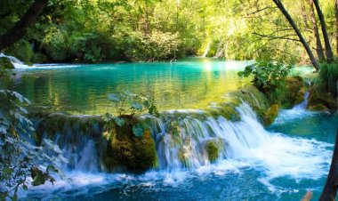 Kerinduan yang Mengalir di Sungai Waktu