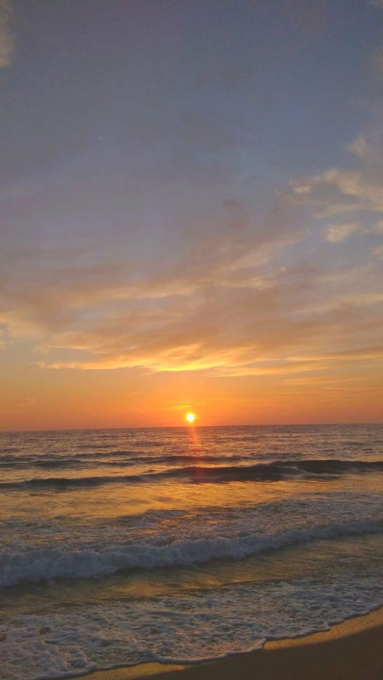 Lukisan Senja di Langit Berwarna