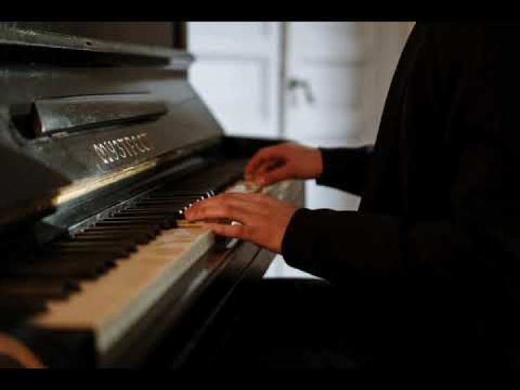Denting Piano di Lorong Sunyi