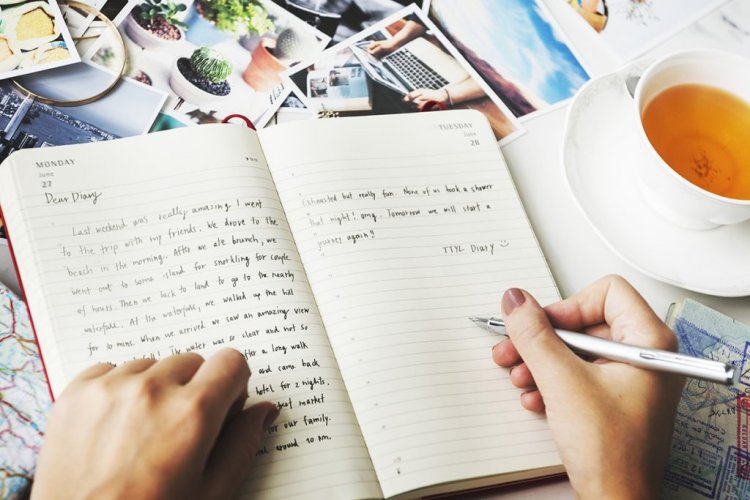 Rangkaian Kata di Atas Kertas Putih