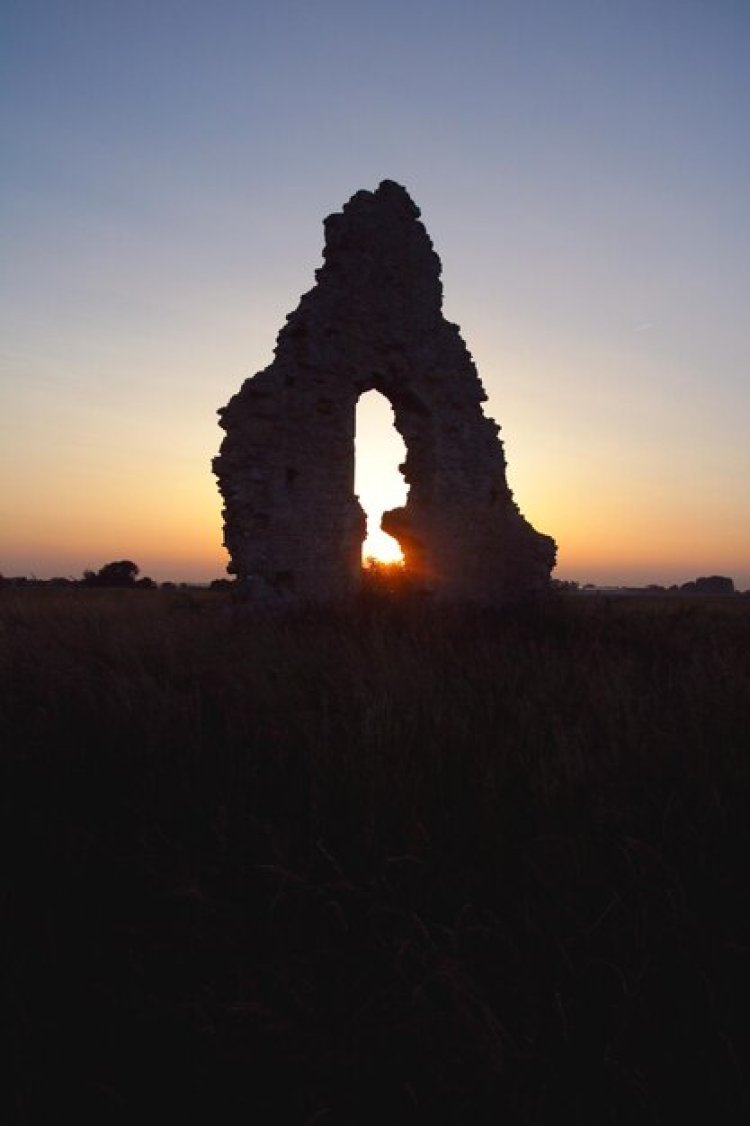 Siluet Cinta di Pintu Senja