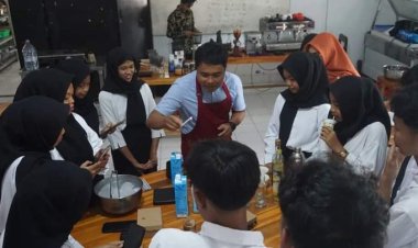 Siswa Kuliner SMKN 2 Selong Belajar Meracik Kopi Langsung dari Pemilik The Ngupi