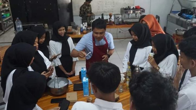 Siswa Kuliner SMKN 2 Selong Belajar Meracik Kopi Langsung dari Pemilik The Ngupi