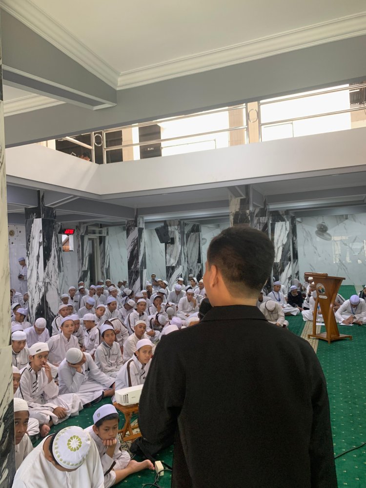 Seminar Kepemimpinan: "Masa Depan di Tanganmu: Membangun Pemimpin Masa Depan" di MA Daruttauhid Malang