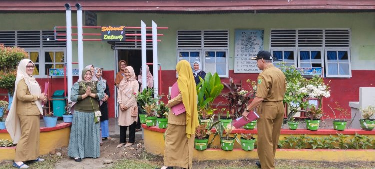 Untuk Melatih Kreatifitas dan Kenyamanan Belajar Mengajar SD Negeri 011 Titian Resak Mengadakan Lomba Kebersihan Kelas