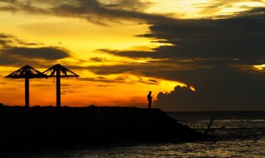 Bayang Senja di Pelabuhan