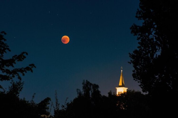 Percakapan Sunyi dengan Bulan