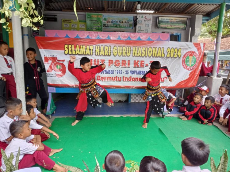 Peringatan HGN Ke-79 di SDN 3 Sampang: Persembahan Siswa Untuk Guru Sangat Mengesankan.