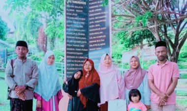 Umi Sangkalan dan Rombongan Ziarah ke Makam Po Teumeureuhom Lamno
