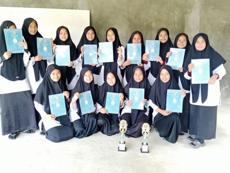 Santri Kelas 2 Aliyah Putri Pesantren Babussalam Batu Korong Terima Rapor Semester