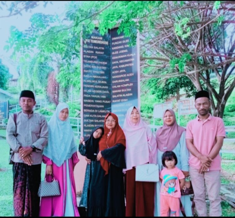 Umi Sangkalan dan Rombongan Ziarah ke Makam Po Teumeureuhom Lamno